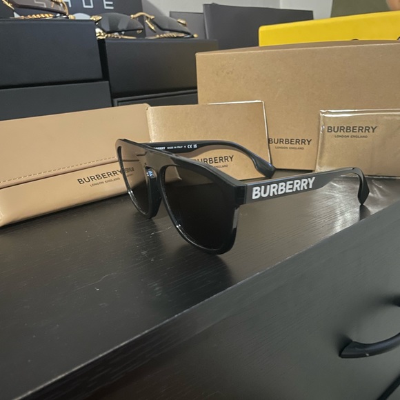 Mens burberry sunglasses - Picture 2 of 4